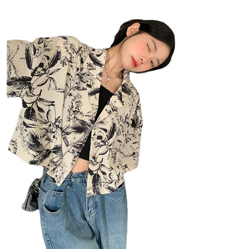 Camiseta feminina de verão com manga curta e estampa francesa. Conforto e estilo para os dias quentes. Perfeita para um look casual e charmoso. — foto 15