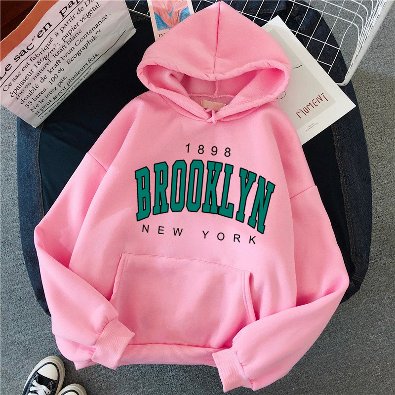 Moletom feminino com estampa 1898 Brooklyn New York, confortável e estiloso. Perfeito para uso diário e casual. Design retrô e urbano. — foto 12