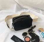 Bolsa Mensageiro Feminina Versátil com Alça Larga. Combine com tudo e carregue seus itens essenciais com estilo e conforto. Perfeita para o dia a dia. — foto 3