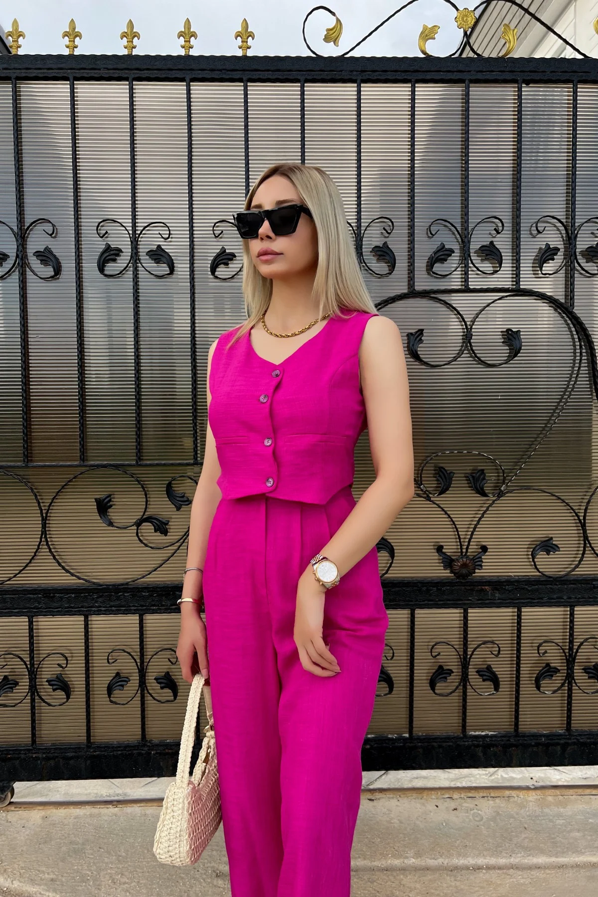 Completo estivo da donna, Vest Trousers, moda casual due pezzi. Comfort e stile per l'estate. Perfetto per look casual e alla moda. — foto 18