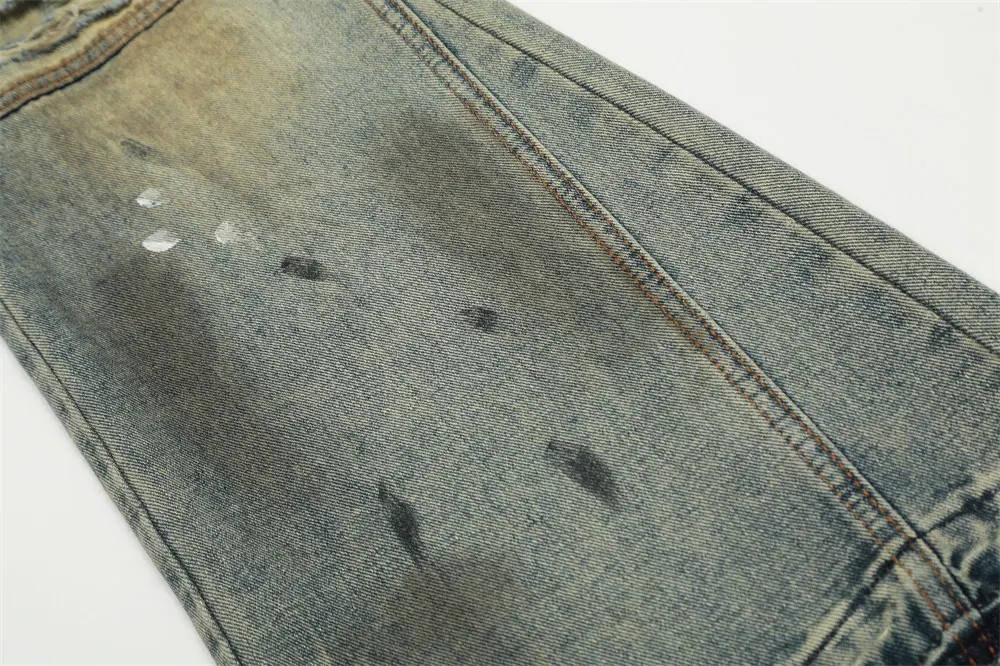 Heren ripped dirty jeans street fashion met verfspatten, een trendy en stoere look voor de moderne man in de stad. — foto 5