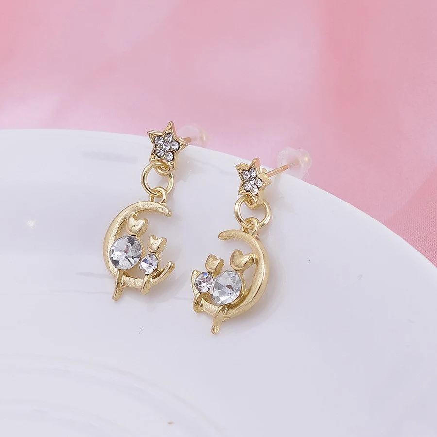 Brincos de gato de zircônia luxuosos na lua para mulheres. Design sofisticado, de nicho, versátil e com temperamento simples. Penta. — foto 1