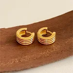 Orecchini da donna in argento sterling 925, a righe, minimalisti e alla moda. Un accessorio elegante per un look raffinato e senza tempo. — foto 4