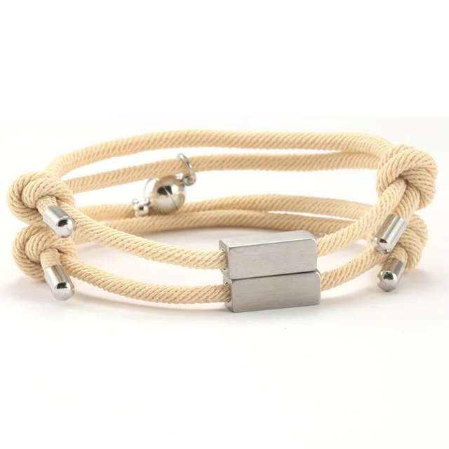 Title 13, Pulseiras de casal com letras ajustáveis e imãs...
