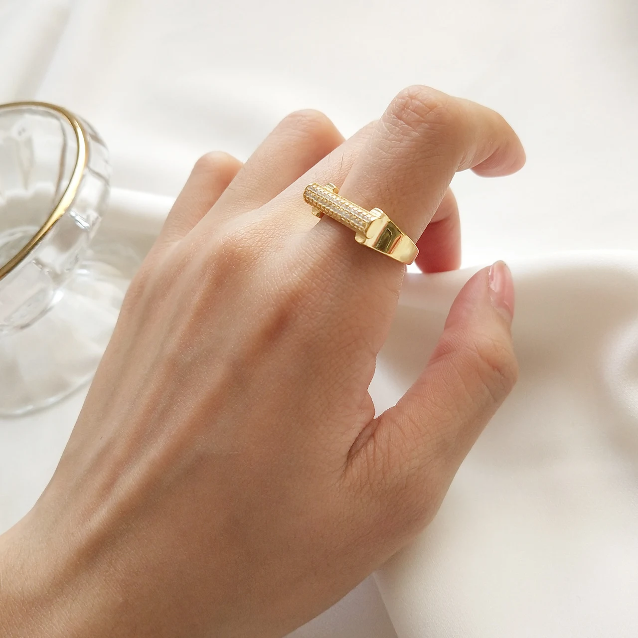 Anillo D personalizado en plata de ley S925, moderno y con estilo. Un regalo único para ella, expresa tu amor con este accesorio. — foto 12