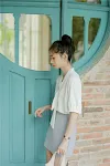 Einfarbiger High-Waist-Short-Rock für Damen. Betont die Figur, ist vielseitig kombinierbar und bietet hohen Tragekomfort. Ideal für jeden Anlass. — foto 7