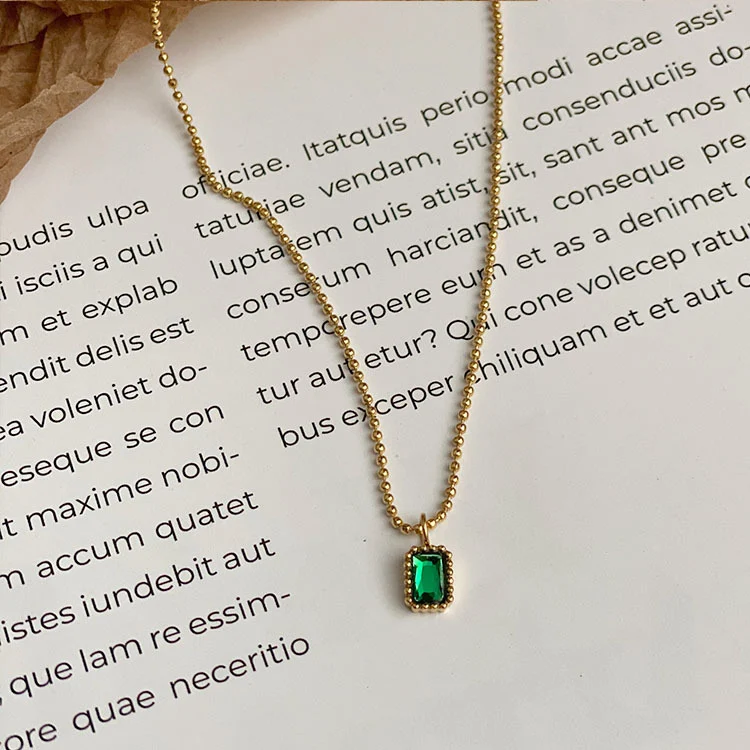 Colar esmeralda francês estilo europeu e americano, adicione um toque de sofisticação ao seu visual com este colar deslumbrante e elegante. — foto 3