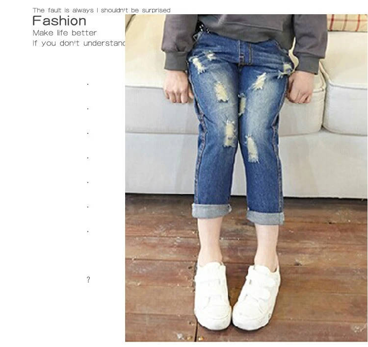 Jeans infantis casuais folgadas com rasgos, perfeitas para brincar. Conforto e estilo para as crianças, permitindo liberdade de movimento e diversão. — foto 2
