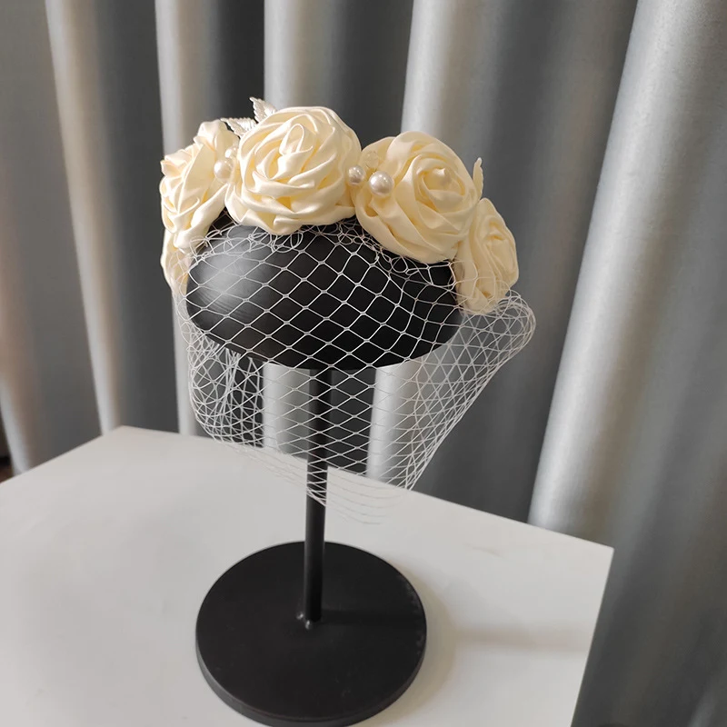 Velo de novia grande con flor de satén, aro para el pelo, tocado y accesorios para vestido de boda. Elegancia y encanto. — foto 4