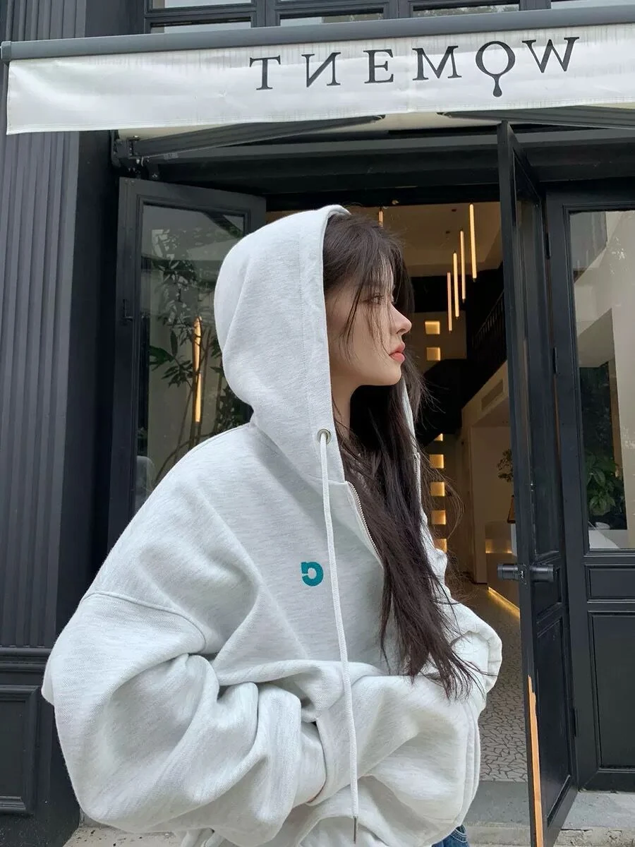 Sudadera con capucha y cadena envolvente para mujer con bordado de escamas de pez grandes con iniciales, perfecta para el confort y estilo. — foto 3