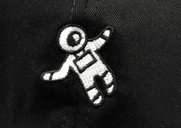 Title 10, Astronaut geborduurde honkbalhoed