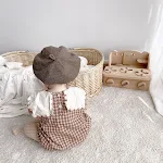 Macacão xadrez floral para bebê, macio e charmoso. Perfeito para brincar com conforto e estilo, ideal para dias ensolarados. — foto 1