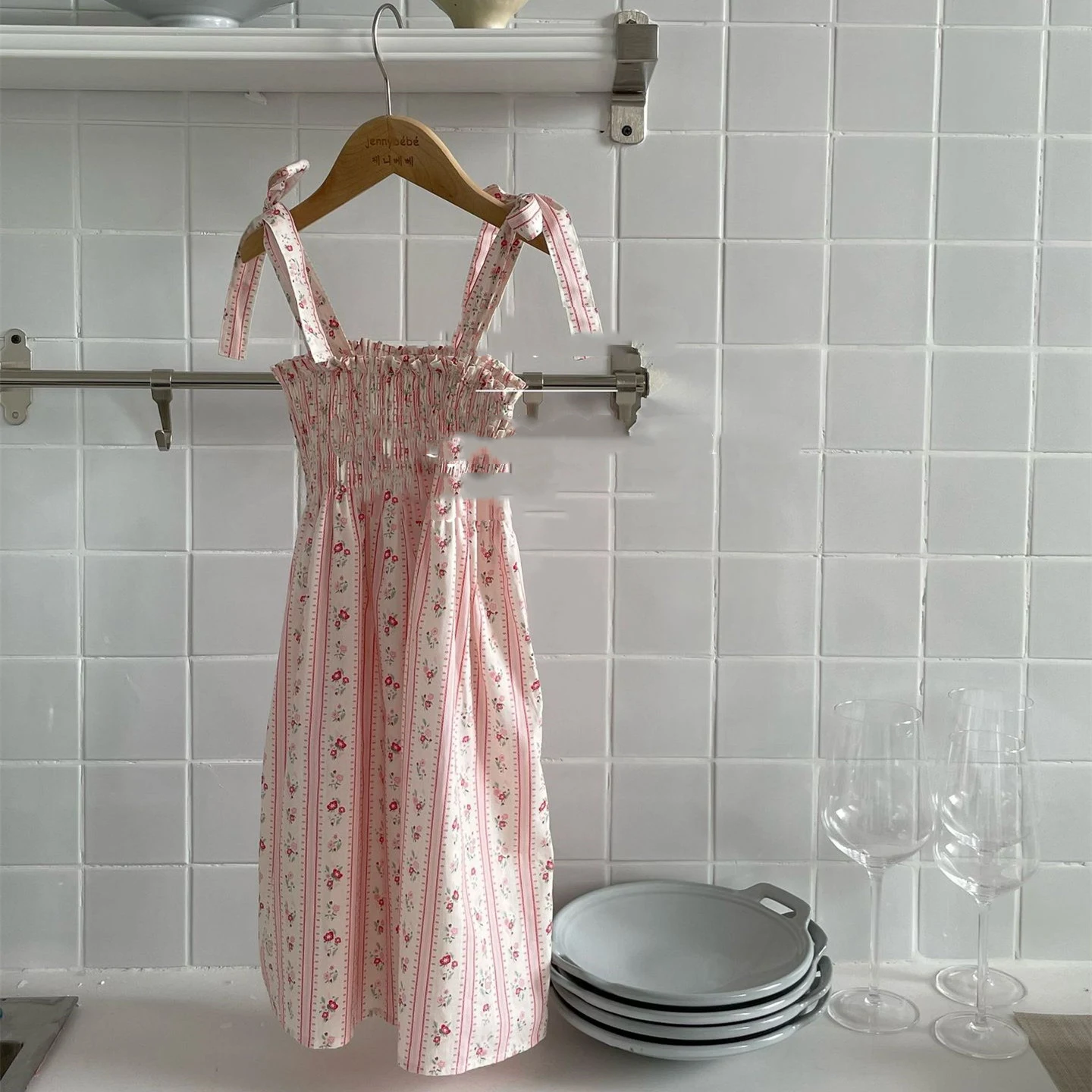 Zomerse meisjes tuinbroek met bloemenprint. Romper met bretels, ideaal voor een leuke en comfortabele zomerse look. Perfect voor de kleine meid. — foto 3