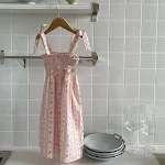 Zomerse meisjes tuinbroek met bloemenprint. Romper met bretels, ideaal voor een leuke en comfortabele zomerse look. Perfect voor de kleine meid. — foto 3