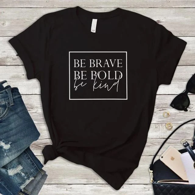 Camiseta Be Brave Bold Border com estilo de rua europeu e americano, mangas curtas. Perfeita para um visual ousado e moderno, ideal para o dia a dia. — foto 3