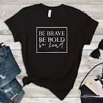 Camiseta Be Brave Bold Border com estilo de rua europeu e americano, mangas curtas. Perfeita para um visual ousado e moderno, ideal para o dia a dia. — foto 3