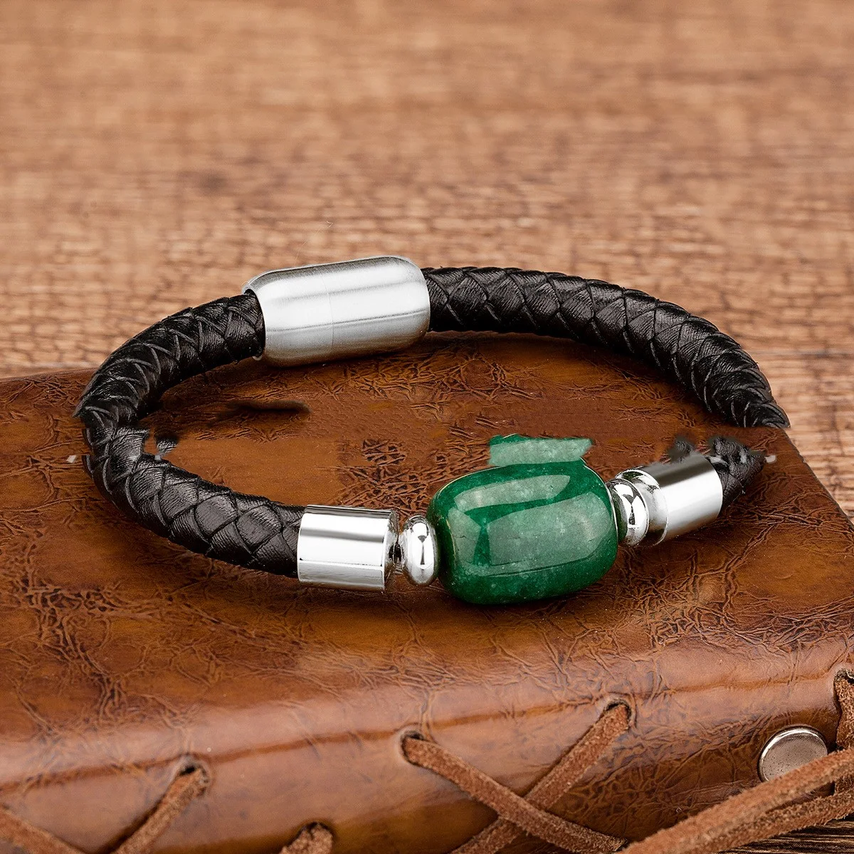 Pulseira de couro com fecho magnético em aço inoxidável para homens e mulheres, design elegante e prático. — foto 10