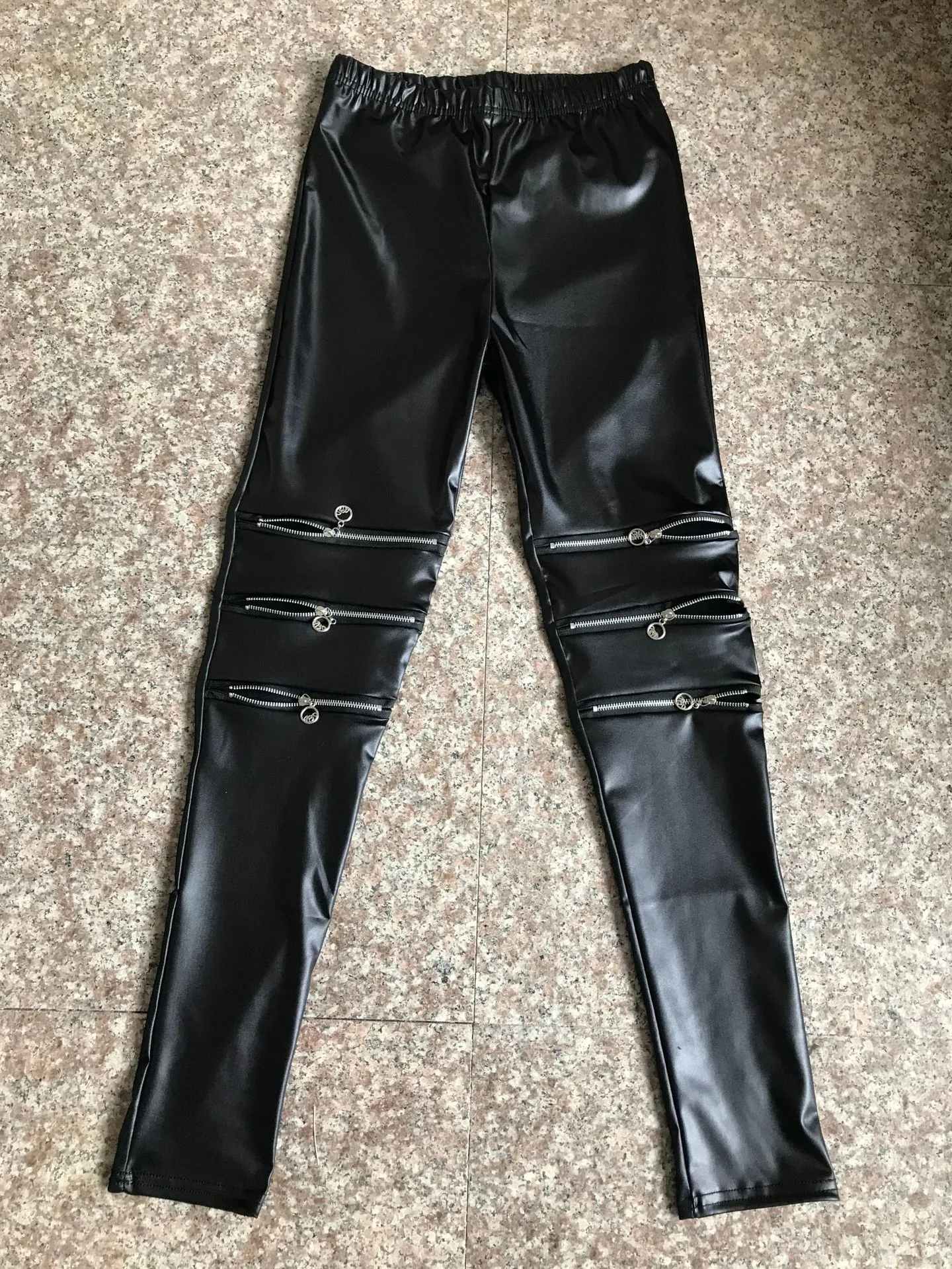 Leggings de couro de alta elasticidade, joelho com três zíperes e nove pontos. Conforto e flexibilidade para um visual elegante e moderno. — foto 5