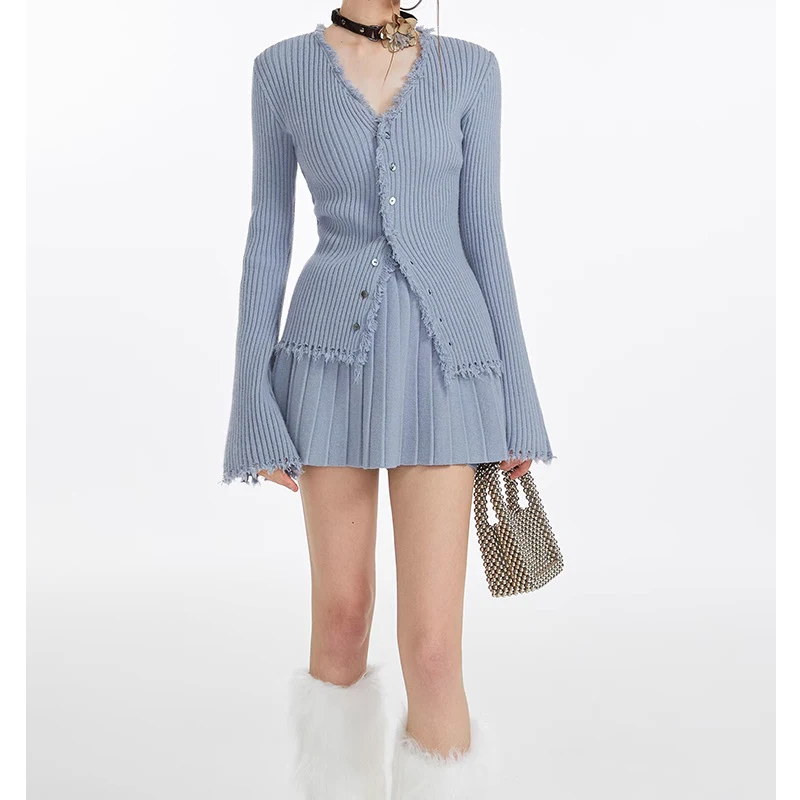 Gehaakte vest met kwastjes voor dames, herfst zoet en pittig, geplooide rok, stijlvolle combinatie voor een modieuze look. — foto 4