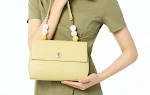 Bolso de cuero para commuting versátil un solo hombro, de mano o bajo brazo. Ideal para el día a día, cómodo y elegante. — foto 14