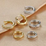 Brinco de clipe cruzado pequeno feminino de prata com strass, simples e elegante, perfeito para uso diário. — foto 2