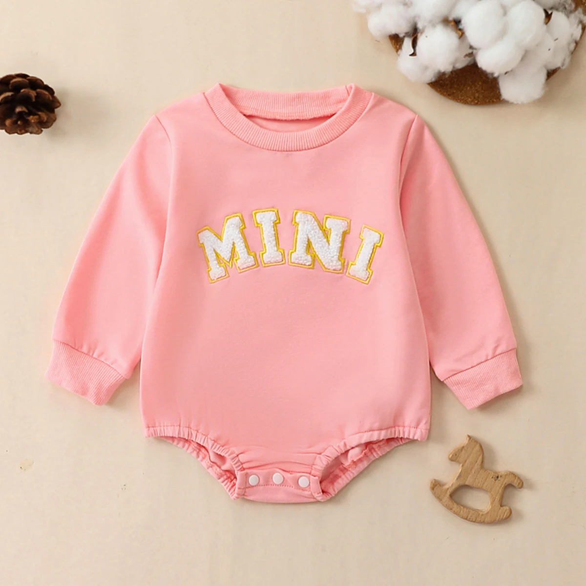 Rompers Triângulo Infantil com Estampas de Letras, perfeitos para brincar e explorar com conforto e estilo. Roupa ideal para o dia a dia. — foto 12