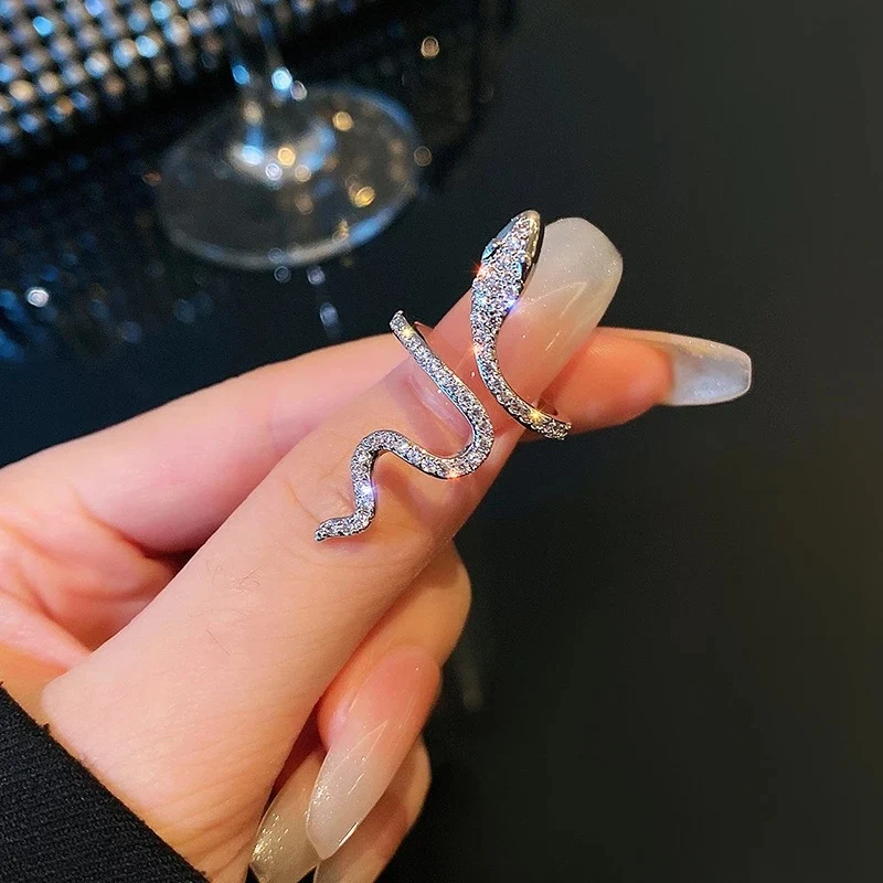 Anel feminino de serpente com espírito de pedra Topa azul do mar e zircônia. Uma joia elegante e mística para realçar seu estilo. — foto 6