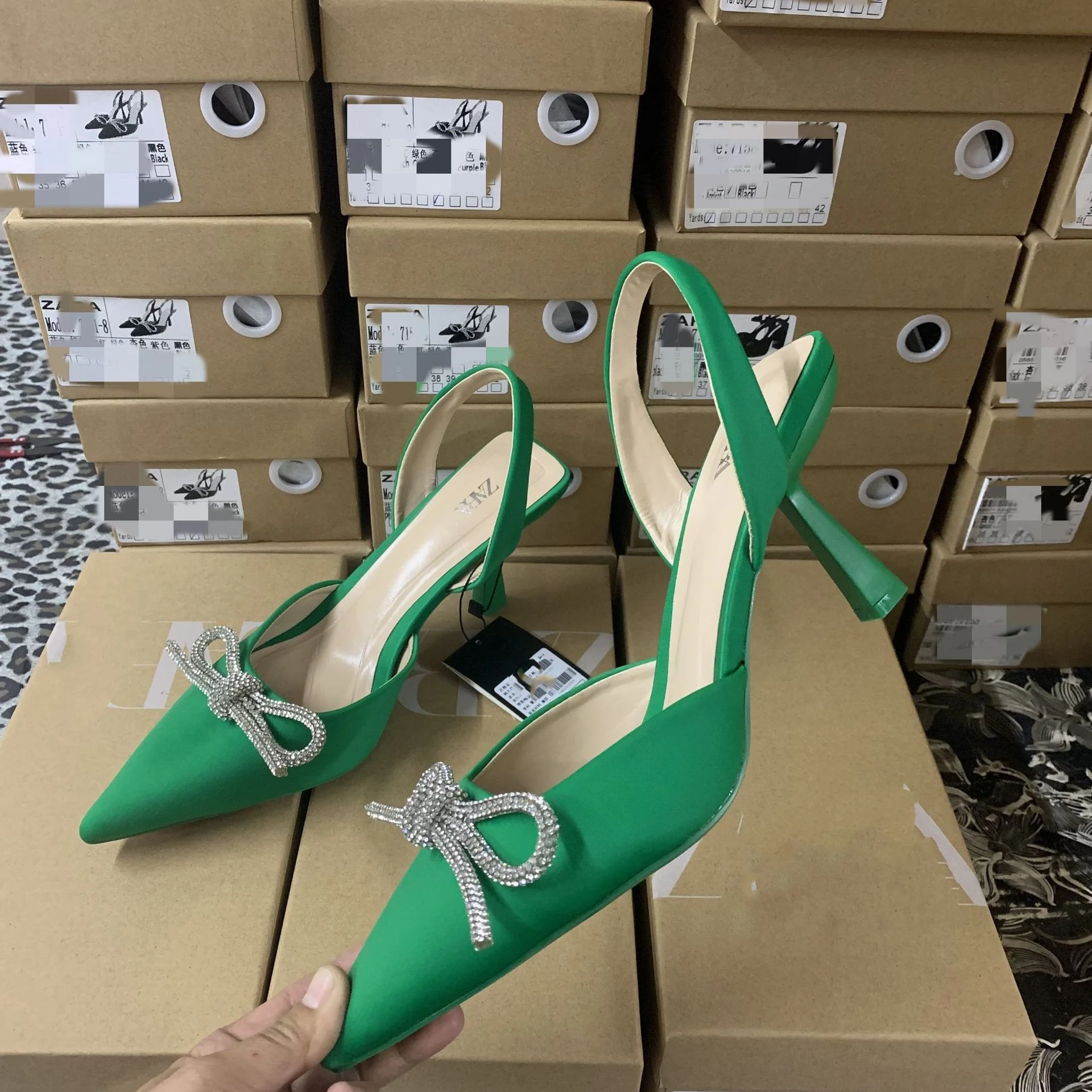 Damen High Heel Sandalen mit spitzer Zehenpartie und Schleife. Stilvolle Schuhe für einen femininen Look. Perfekt! — foto 8
