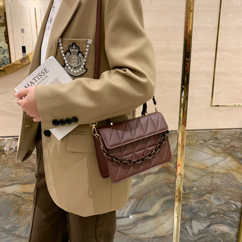 Bolsa mensageiro casual e simples, pequena e quadrada, portátil, perfeita para uso diário e transportar seus itens essenciais com praticidade. — foto 3