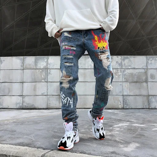 Title 2, Jeans rasgados com estampa de grafite para um v...