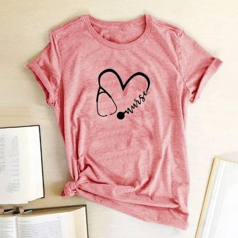 Camiseta feminina de enfermagem plus size com estampa de coração, gola redonda, manga curta e casual. Conforto e estilo para o dia a dia. — foto 3