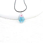 Colar Time Stone com gota d'água e flores secas naturais, um acessório elegante e charmoso para realçar sua beleza e estilo único. — foto 2