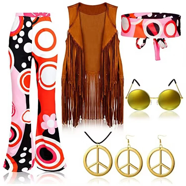 Reviva a festa hippie dos anos 70 com este conjunto vintage. Inclui colete com franjas, calças, lenço e traje. Vista-se com estilo! — foto 1