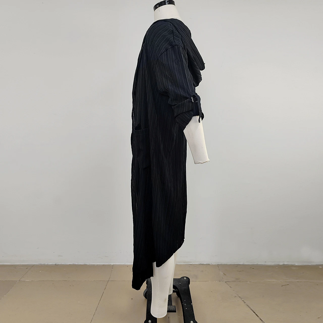 Jaqueta preta masculina com capuz em algodão tecido plissado. Conforto e estilo para o dia a dia. Ideal para looks casuais. — foto 11