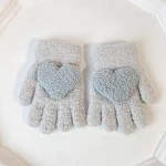 Luvas infantis Pure Color Love Quentes e à prova de frio. Mantenha as mãos das crianças aquecidas e protegidas contra o frio do inverno. — foto 8