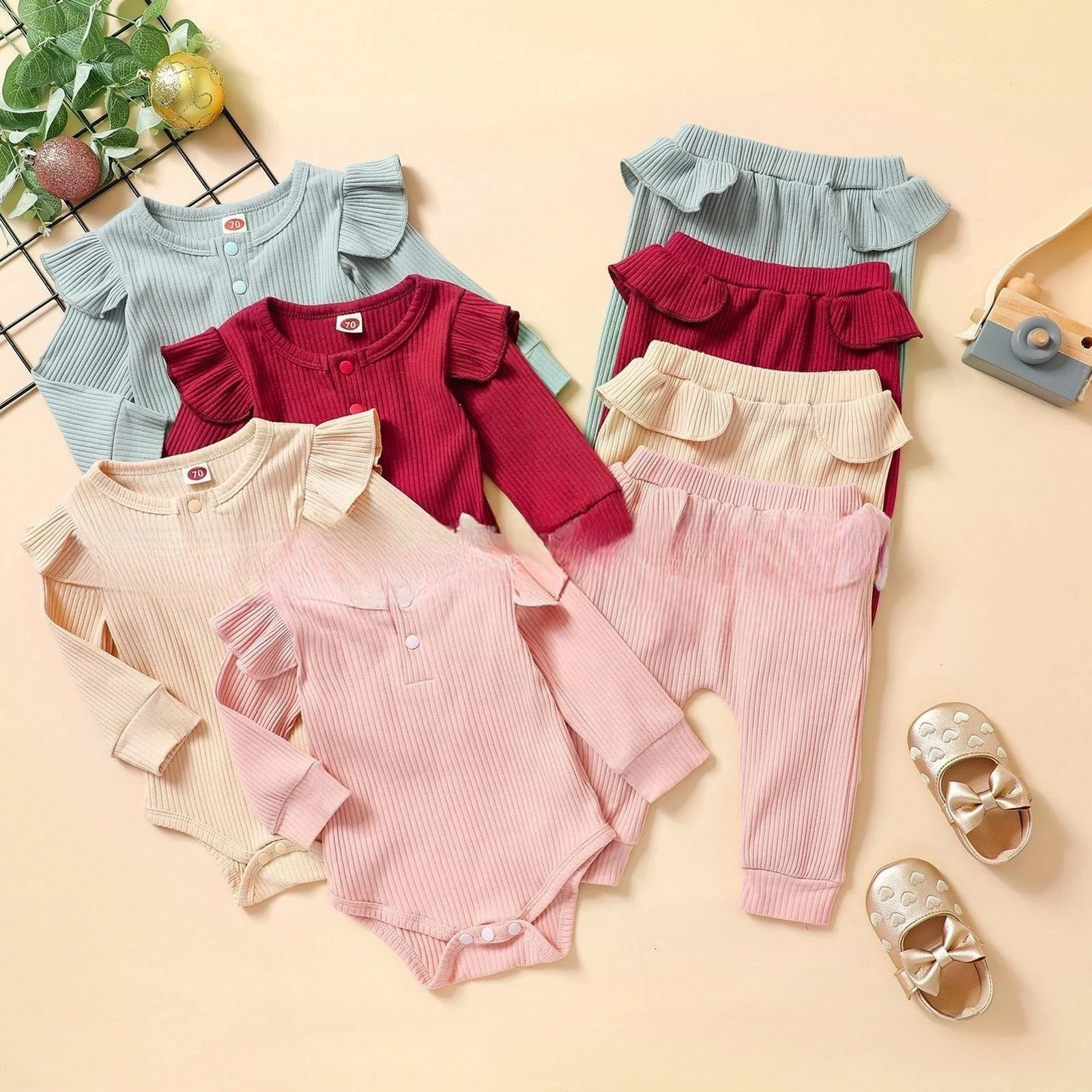 Conjunto de romper infantil com mangas esvoaçantes em cores sólidas, duas peças de roupa de algodão para meninas, conforto e charme. — foto 9