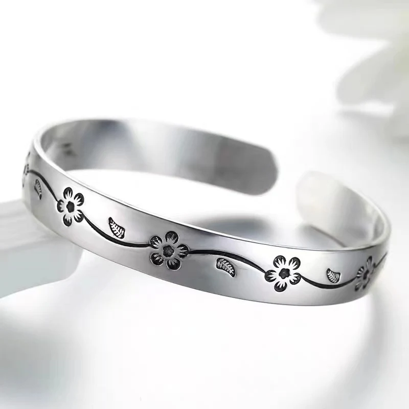 Pulseira de ameixa folheada a prata em liga. Adicione charme e sofisticação ao seu visual com esta joia elegante e única. Perfeita para qualquer ocasião. — foto 10