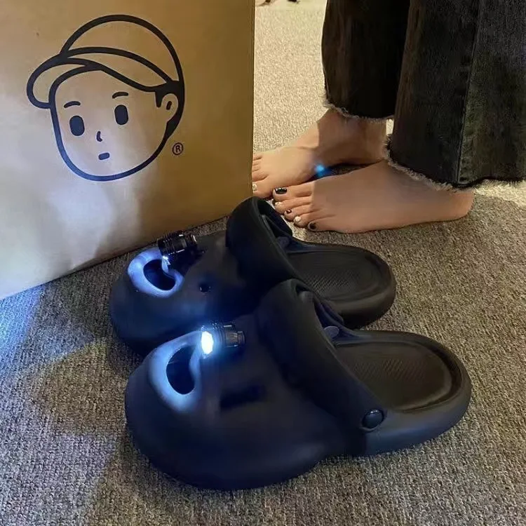 Sapatos de Buraco Luminosos de Verão Populares na Internet para Mulheres, Conforto e Estilo para Dias Quentes e Praia — foto 1