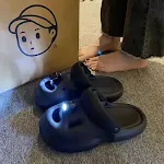 Sapatos de Buraco Luminosos de Verão Populares na Internet para Mulheres, Conforto e Estilo para Dias Quentes e Praia — foto 1