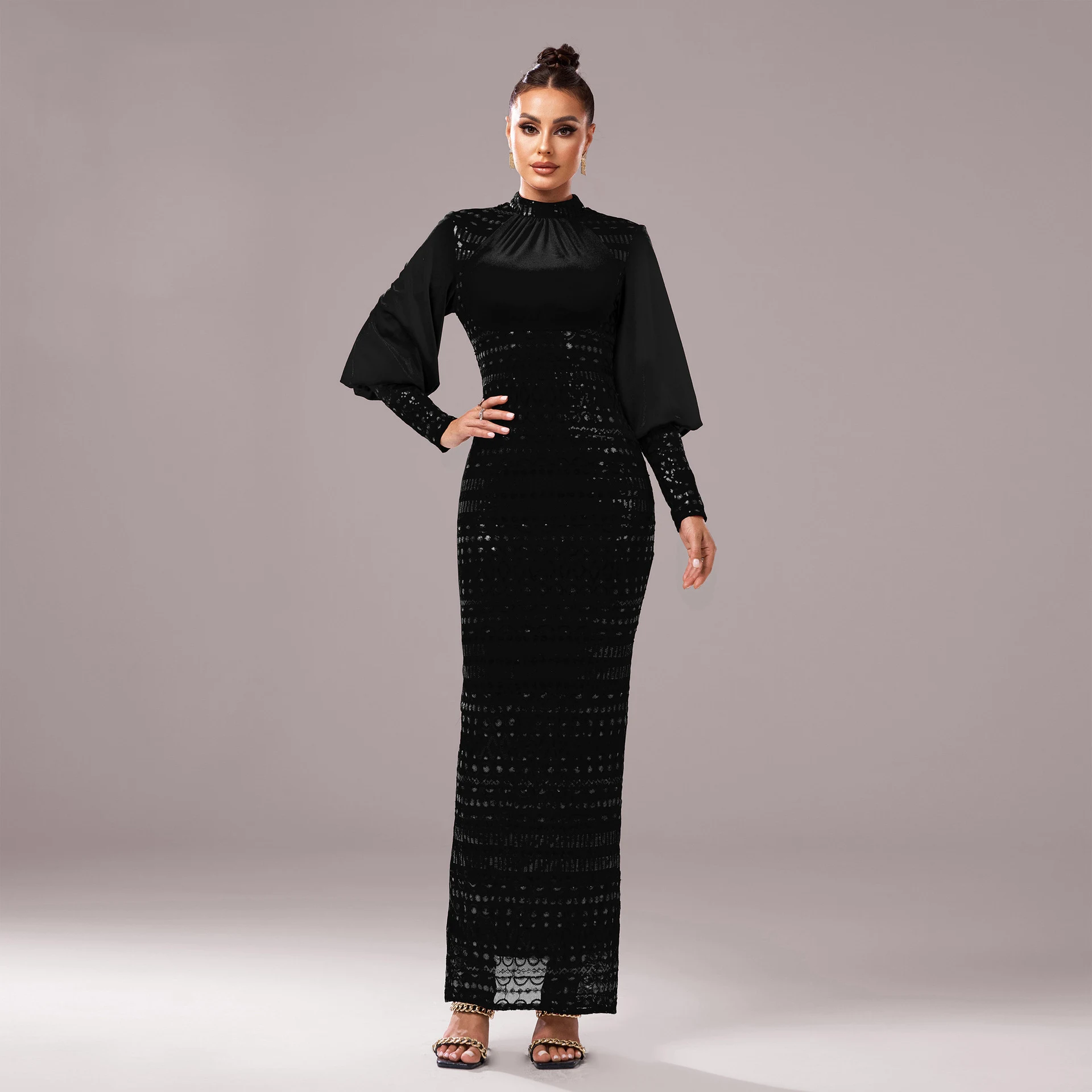 Vestido longo de noite com mangas compridas, gola redonda, lantejoulas e fenda. Elegância e brilho para festas e eventos especiais. — foto 1