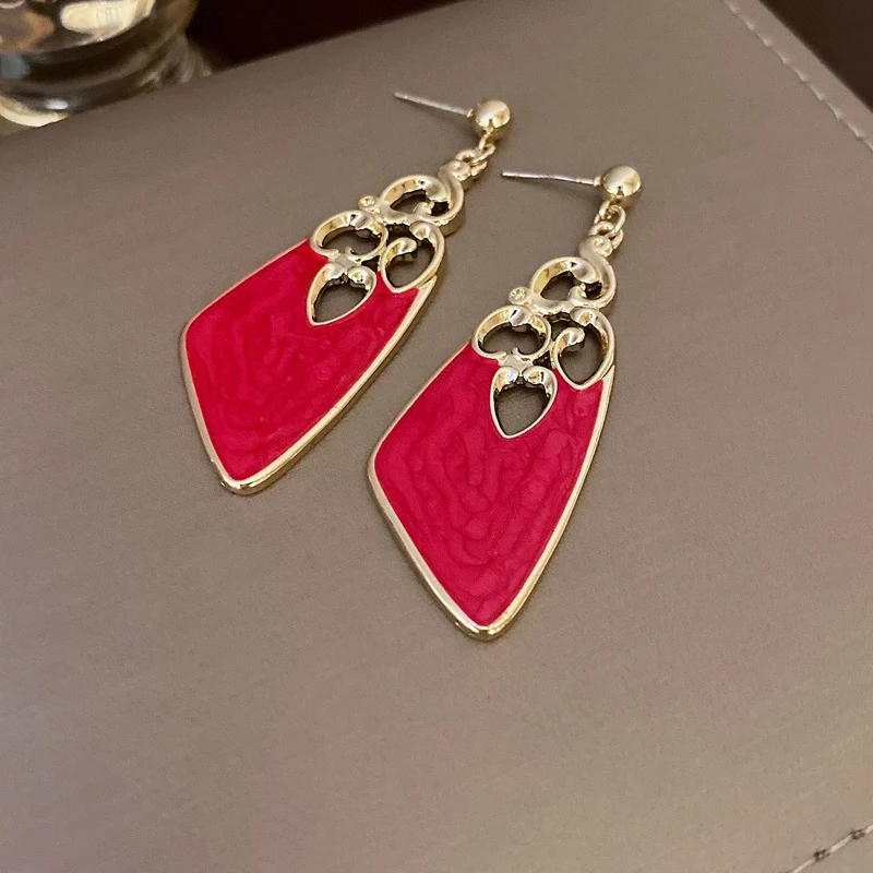 Brincos de luxo leves e sofisticados para minorias. Eleve seu estilo com design premium, perfeitos para um toque de elegância e exclusividade. — foto 6