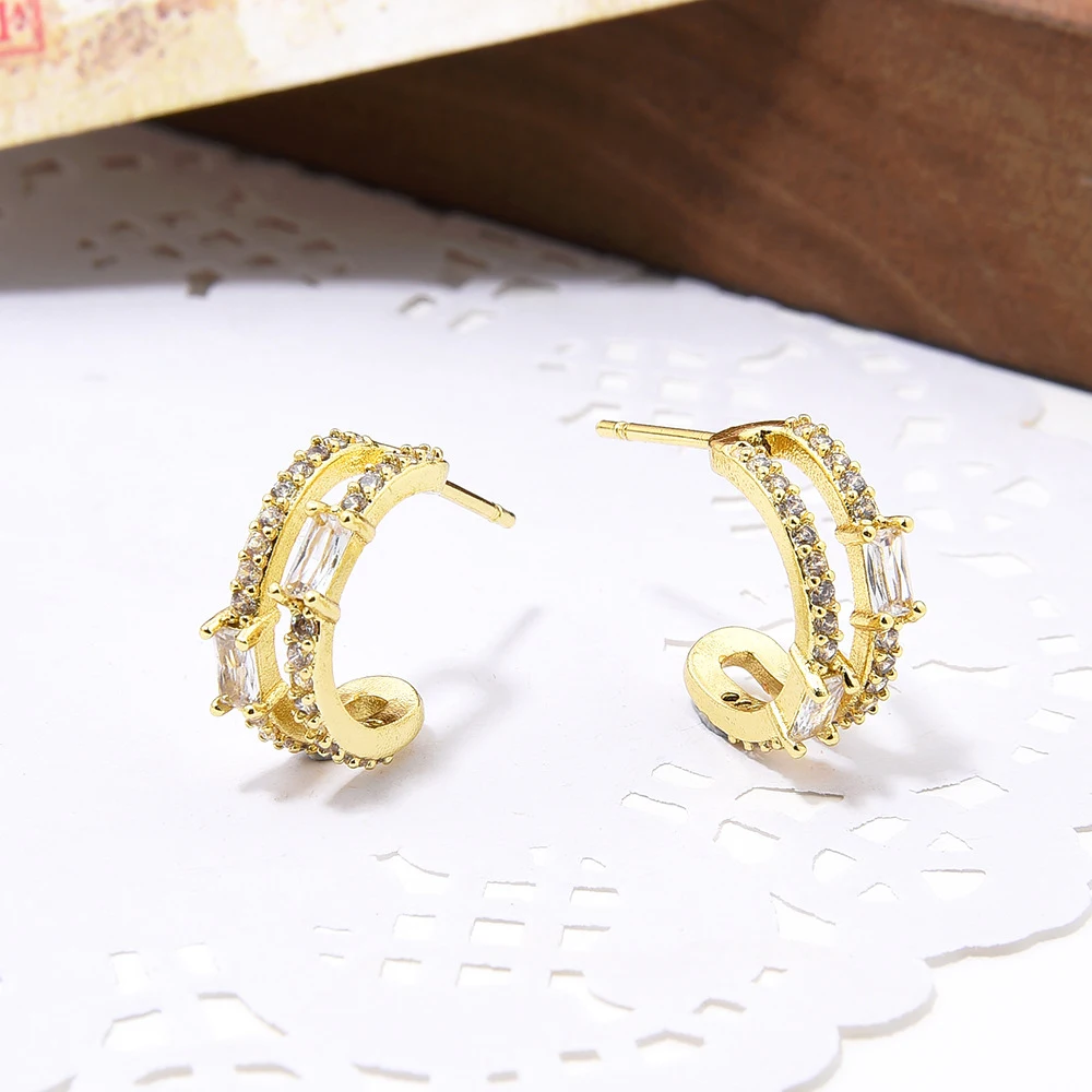 Brincos de cobre simples e com personalidade, cravejados com zircônia, adicionando um toque de brilho e sofisticação ao seu look. — foto 3