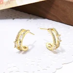Brincos de cobre simples e com personalidade, cravejados com zircônia, adicionando um toque de brilho e sofisticação ao seu look. — foto 3