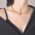 Colar simples feminino de aço titânio dourado com banho de ouro 18K. Joia elegante e versátil para complementar seu look diário. — foto 9