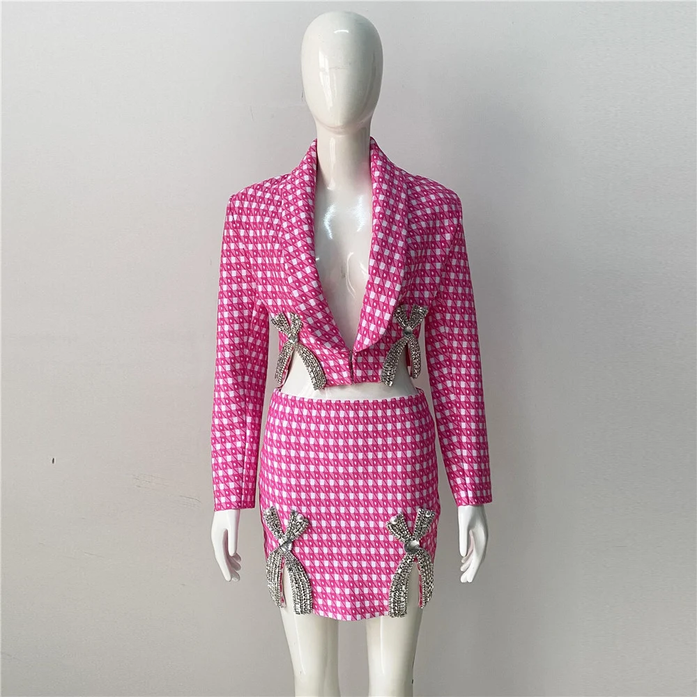 Completo cappotto e gonna in maglia con fiocco di strass Niche Design. Outfit elegante e confortevole per eventi speciali. — foto 14