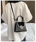 Bolso cruzado de charol con lentejuelas para llevar lo esencial con estilo y brillar en cualquier ocasión, perfecto para la noche. — foto 6