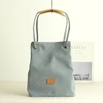 Bolsa portátil de lona com grande capacidade e design em treliça, ideal para compras, praia e viagens. Leve tudo com você com estilo. — foto 4