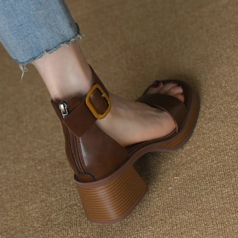 Sandali con cinturino retrò stile britannico con tacco grosso, perfetti per un look vintage e comodo, ideali per camminare con stile. — foto 23