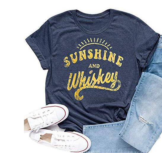 Camiseta com gola redonda e estampa de letras, ideal para um visual casual e moderno. Conforto e estilo garantidos para diversas ocasiões. — foto 4