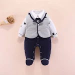 Macacão de bebê menino estilo cavalheiro com gravata borboleta e suspensórios, ideal para festas e fotos, lindo e elegante. — foto 2